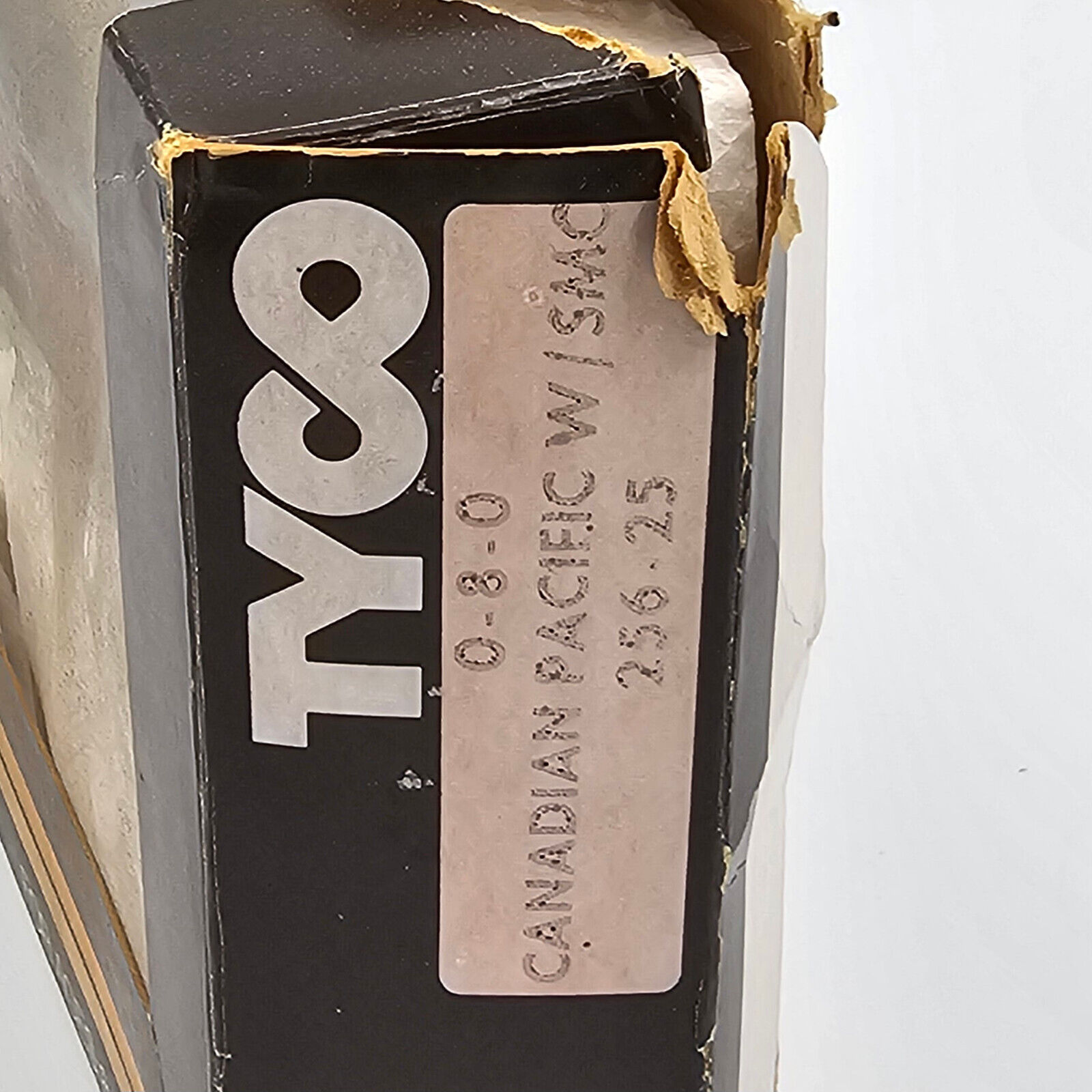 Tyco HO Scale Locomotive Canadian Pacific with smoke #2394 0-8-0 - Image 4