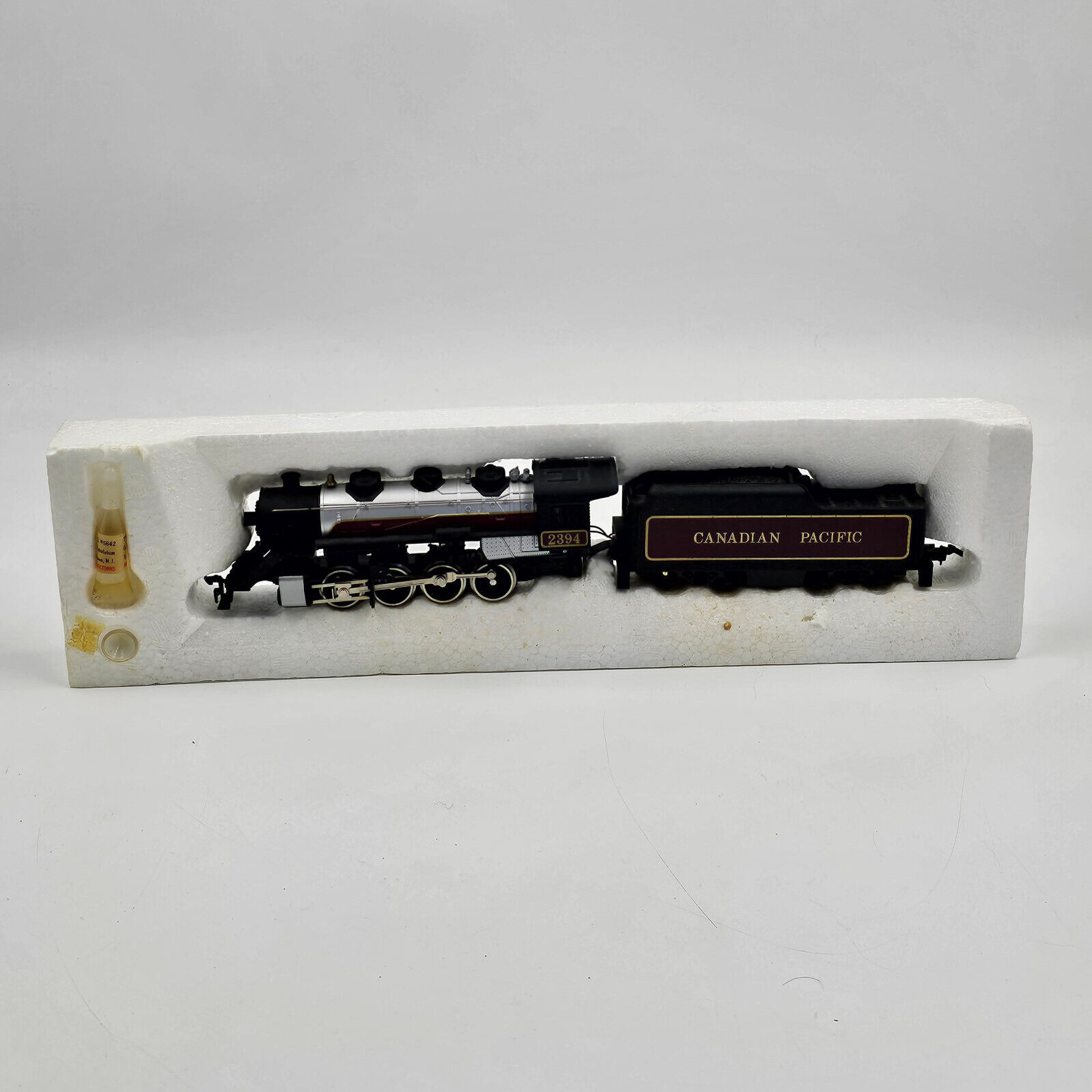 Tyco HO Scale Locomotive Canadian Pacific with smoke #2394 0-8-0 - Image 6